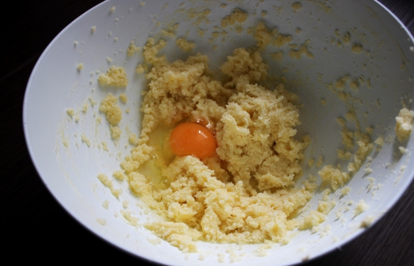 1. Этап. Бисквит с корицей: 1. Масло заранее достаем из холодильника. Размягченное масло перекладываем в миску, добавляем сахар и взбиваем миксером. По 1 штуке вводим все яйца и взбиваем дальше.