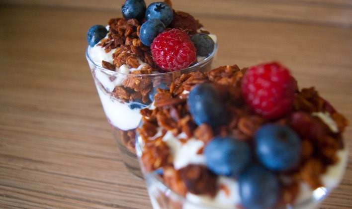 1. Этап. Гранола диетическая: Подавайте гранолу с молоком, йогуртом, ягодами и другими ингредиентами. Вкусного вам завтрака!