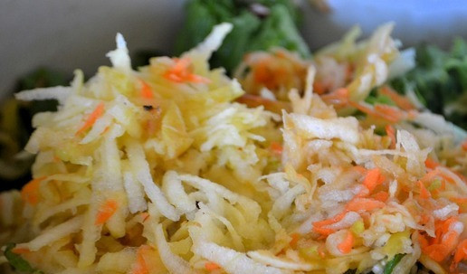 1. Этап. Салат Здоровье: Яблоки натереть на терке и сбрызнуть соком лимона.