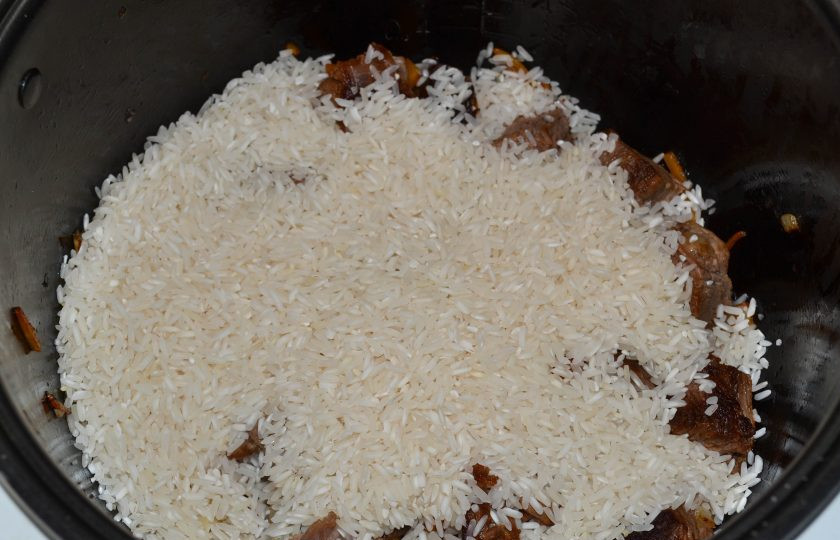 1. Этап. Булочки, фаршированные пловом: Теперь всыпьте в чашу мультиварки специи для плова и отправьте промытый рис. Промывать рис следует под проточной водой несколько раз, пока вода после промывки не будет оставаться полностью прозрачной.