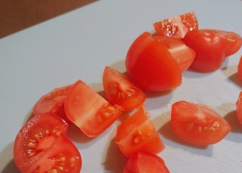 1. Этап. Салат порционный с тунцом: Помидорки разрезать на 4 части