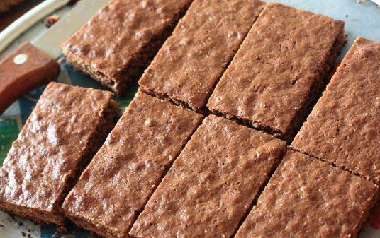 1. Этап. Пирожное Мокко: Затем бисквитное тесто вылить в смазанную маслом форму и отправить в духовку выпекаться при температуре 160 градусов. Важно бисквит не пересушить, он должен получиться мягким, но не сырым. Готовый корж остудить и нарезать на одинаковый кусочки произвольной формы.