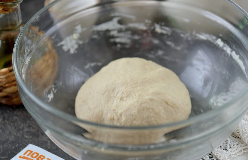 1. Этап. Пицца с горгонзолой: Замесите мягкое и однородное тесто. Накройте емкость с тестом пищевой пленкой и отправьте в теплое место минут на 30-40 подходить.