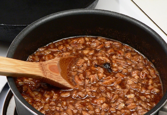 1. Этап. Канадский ореховый торт: Затем добавьте имбирь, корицу, коричневый сахар, мускатный орех и изюм.