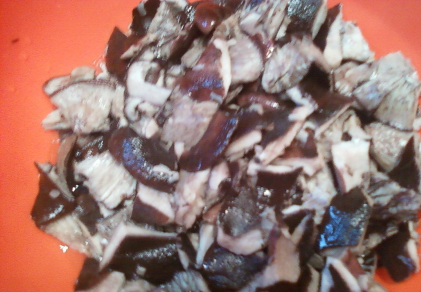 1. Этап. Грузди соленые без варки: 3. Заливаем соленой холодной водой и держим два дня в прохладном месте. Потом отварим 20 минут.