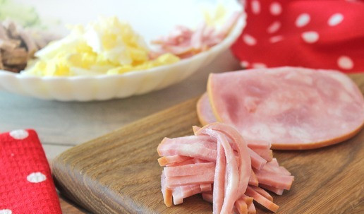 1. Этап. Салат «Тайна Амстердама»: Ветчину порезать соломкой длиной как был нарезан отварной язык и выложить кучкой на блюдо около яиц.