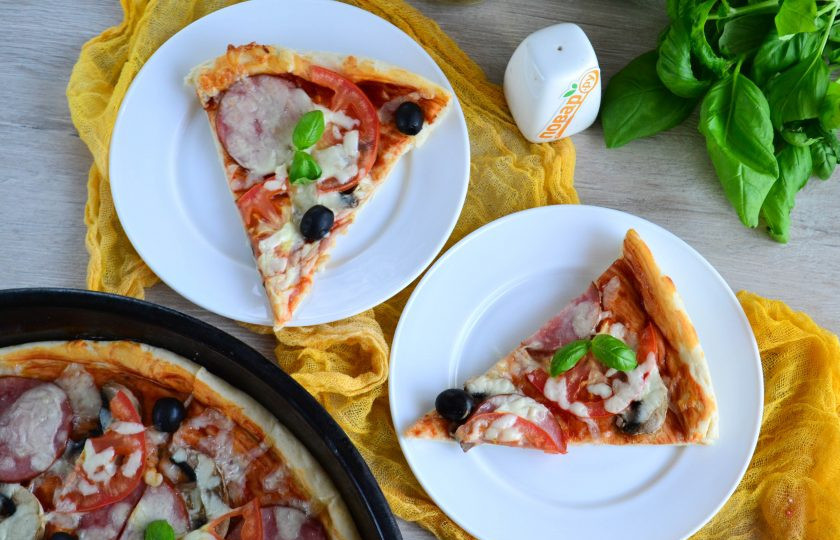 1. Этап. Пицца Каприччиозо: Готовую пиццу украсьте листьями базилика и подавайте к столу. Приятного аппетита!