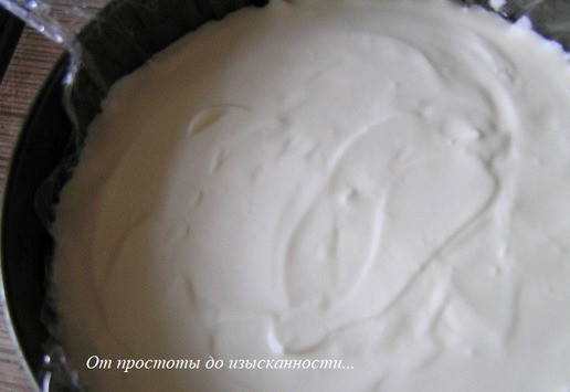 1. Этап. Торт Осенний поцелуй после жаркого лета: Выложите суфле на охлажденную основу в форме. Уберите в холодильник до застывания (часа на два) или в морозилку на 30 минут.