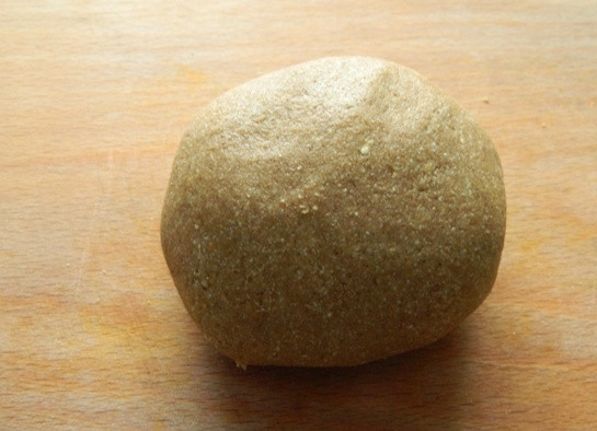 1. Этап. Печенье из гречнево-овсяной муки с яблоком: 3. И замешиваем тесто.