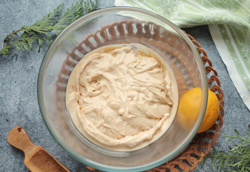 1. Этап. Десерт из вареной сгущенки и сметаны: Влейте в десерт лимонный сок, добавьте ванильный сахар и взбейте все еще раз до однородности. Затем разложите по креманками и подавайте к столу.