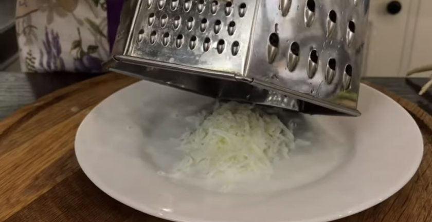 1. Этап. Нежнейший салат из печени трески: 2. Отварные яйца разделите на белок и желток и также натрите на мелкой терке, складывая белок и желток в разные тарелки. Соберите салат: на дно каждой креманки выложите немного майонеза.