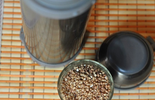 1. Этап. Быстрая каша в термосе: 1. Все, что вам понадобится, это крупа, вода и сам термос.