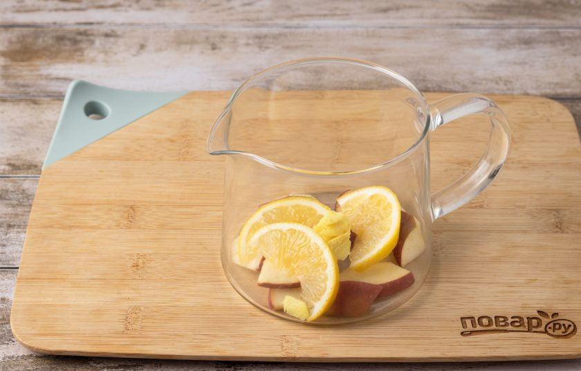 1. Этап. Чай с имбирем, лимоном и яблоками: Переложите яблоко, лимон и имбирь в заварочный чайник.