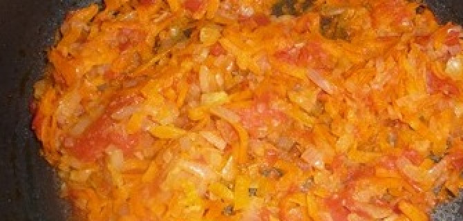 1. Этап. Суп из баранины и гороха: Морковь, лук и помидор мелко нарезаем. Затем разогреваем на сковороде растительное масло и обжариваем овощи до золотистой корочки.