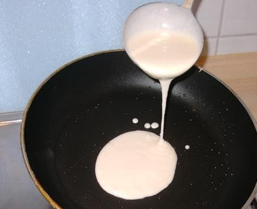 1. Этап. Блинчики с творогом на кислом молоке: Последним добавляем растительное масло. Начинаем выпекать блинчики.