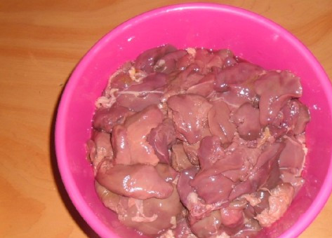 1. Этап. Паштет из куриной печени с овощами: Тщательно промываю куриную печень. Иногда даже оставляю ее замоченной в прохладной воде минут на 15-20, чтобы устранить все загрязнения и запахи.