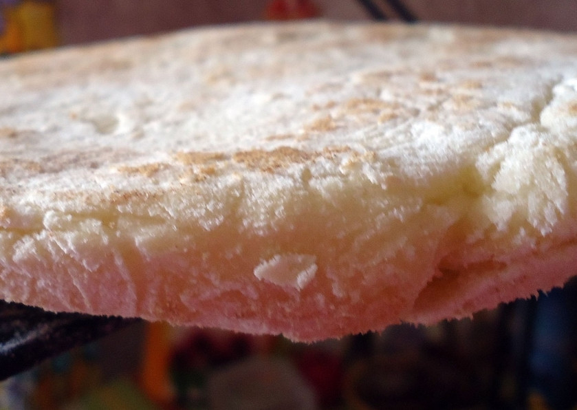 1. Этап. Пресные лепешки: 4. Разогреваем сковороду с растительным маслом и обжариваем лепешки с обеих сторон. Толщина теста не должна быть больше одного сантиметра (тогда они не прожарятся внутри). Если вы любите лепешки потолще, выпекайте их в духовке.