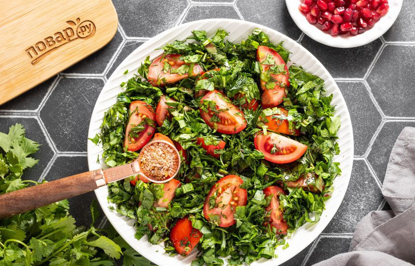 1. Этап. Салат Броцеули: Приправьте сванской солью.