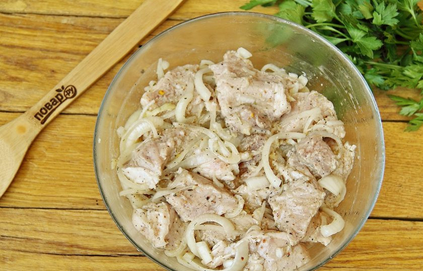 1. Этап. Шашлык с чесноком: Добавьте маринад, хорошо перемешайте, накройте миску и оставьте мариноваться минимум на 2 часа.