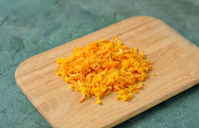 1. Этап. Постный пирог с маком и апельсином: Апельсин очистите от цедры, затем выжмите сок.