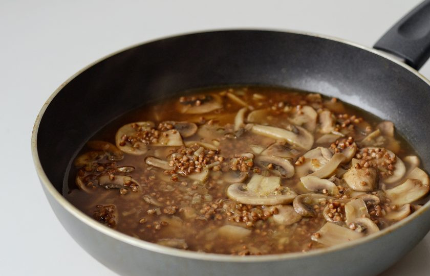 1. Этап. Гречотто с грибами: Затем тонкой струйкой, порционно, вливайте горячий бульон. Посолите, накройте крышкой и тушите на среднем огне 25-30 минут.