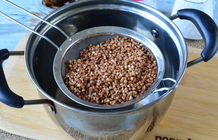 1. Этап. Гречка с финиками: Гречку промойте и всыпьте в кастрюлю с кипящей водой. В воду всыпьте щепотку соли.