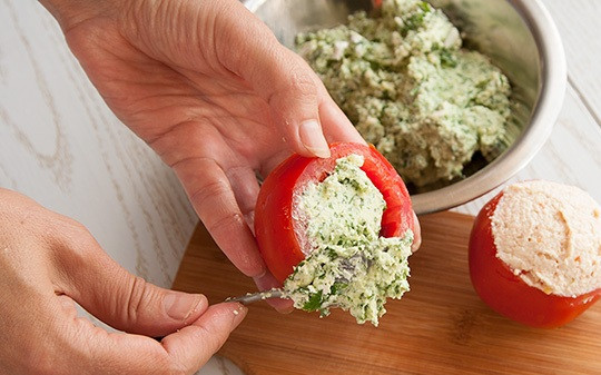 1. Этап. Помидоры с сырной начинкой: 6. Наполняем каждый помидор начинкой и выкладываем их на блюдо.