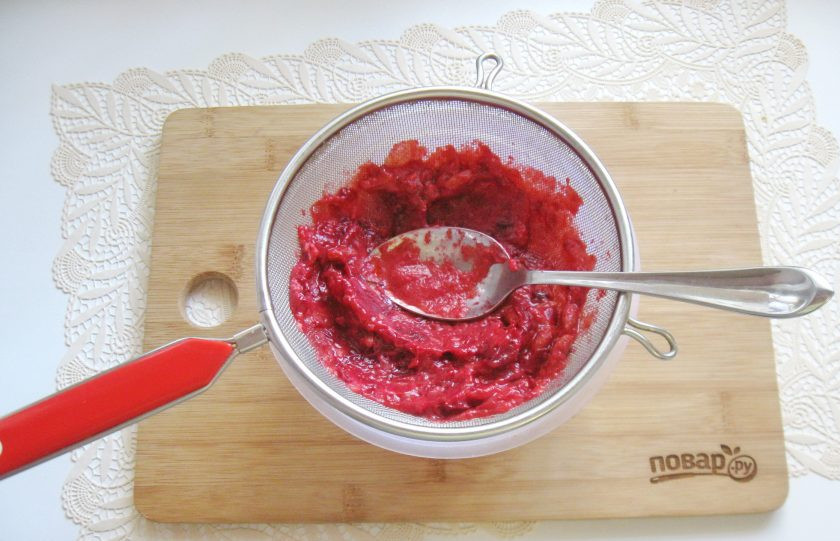 1. Этап. Морс из кизила: Разомните кизил ложкой.