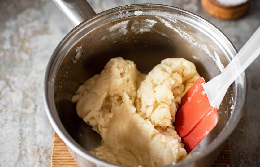 1. Этап. Хрустящие солeные палочки к пиву: Активно вмешайте всю муку.