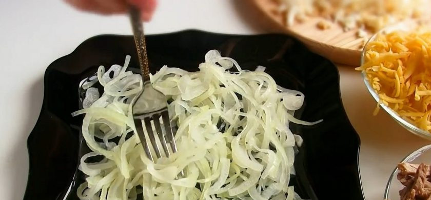 1. Этап. Салат Мужской каприз с мясом: 2. Отварную говядину нарежьте соломкой, твердый сыр и отварные яйца натрите на крупной терке. Слейте маринад с лука и отожмите его от жидкости. Выложите на блюдо первый слой — лук.