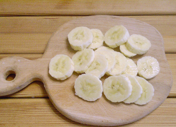 1. Этап. Смузи с овсянкой и бананом: 4. Банан чистим и режем кусочками.