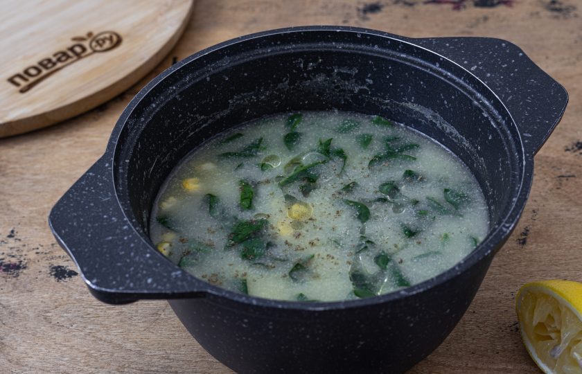1. Этап. Суп из шпината и кукурузной муки: В конце добавьте оливковое масло и лимонный сок. Проварите 1 минуту и снимайте с плиты.