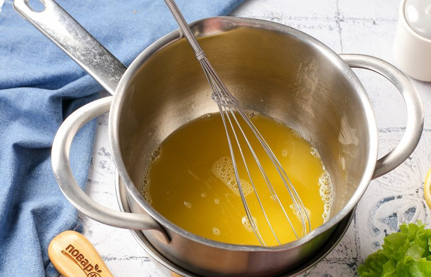 1. Этап. Голландский соус: На паровой бане установите ёмкость так, чтобы вода не касалась дна. Перемешайте.