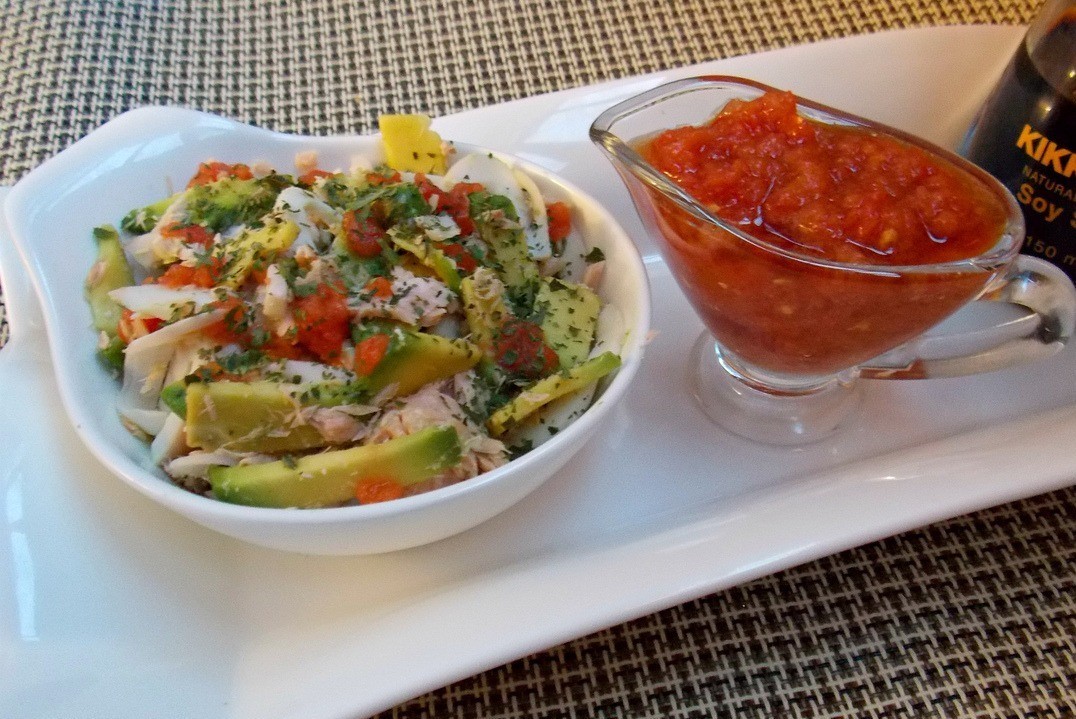 1. Stage. Fish salad with avocado in tomato-soy sauce: Sprinkle the salad with chopped parsley and serve with the dressing in a saucepan. Mix them just before eating.