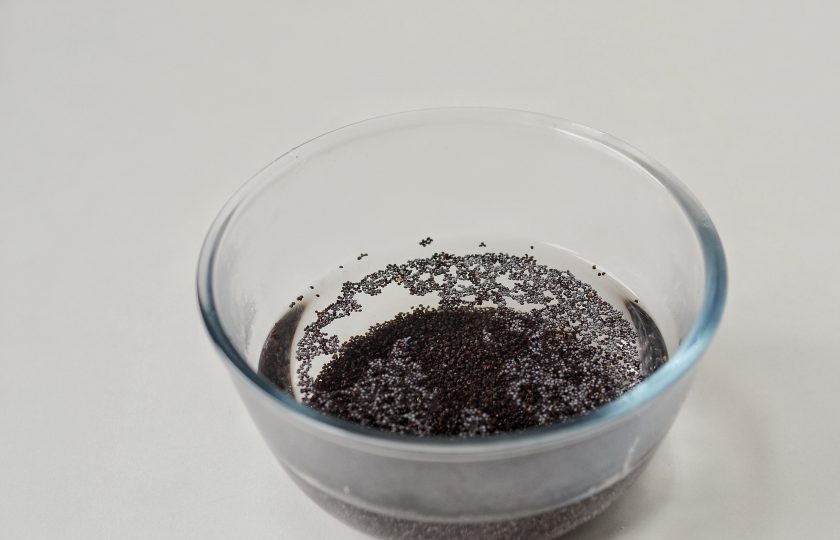 1. Этап. Маковое молоко: Замочите мак в горячей воде на полчаса. Потом слейте эту воду.