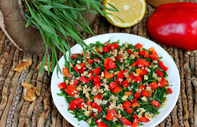 1. Этап. Салат с ростками пшеницы: Салат из пророщенной пшеницы посыпаем колотыми грецкими орехами и поливаем заправкой. Готово. Приятного аппетита!