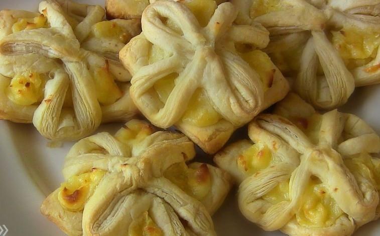 1. Этап. Слойки из слоеного теста с кремом Патисьер: 7. Выложите слойки на пекарскую бумагу. Выпекайте при температуре 200 градусов 20 минут. Готовые слойки присыпьте сахарной пудрой.