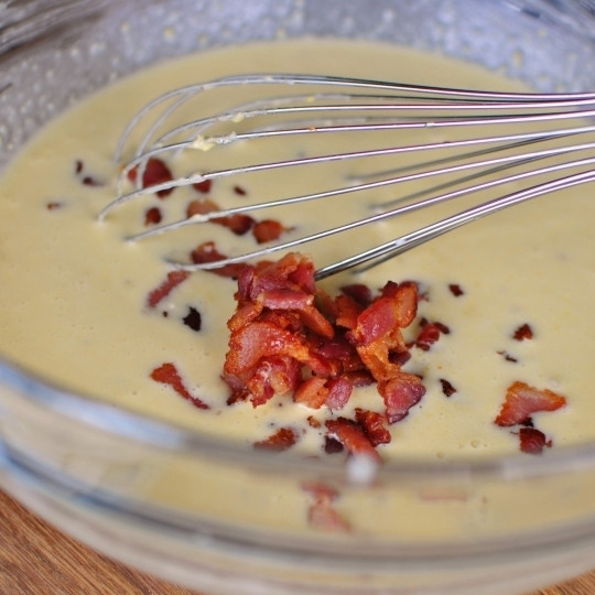 1. Этап. Вафли с беконом: Теперь самое интересное. Добавляем в тесто слегка обжаренные кусочки бекона.