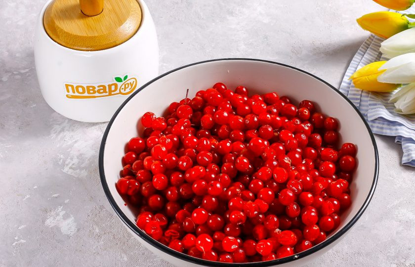 1. Этап. Сушка калины: Снимите ягоды с кистей калины в глубокую емкость, удаляя веточки или стебли, листочки и т.д.