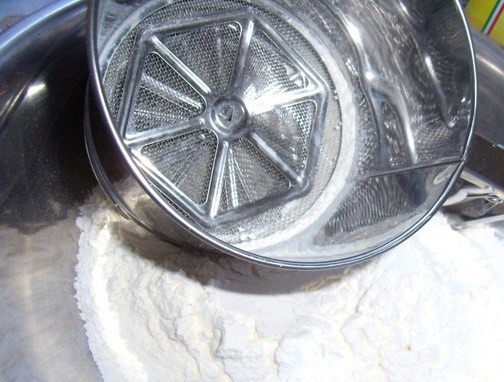 1. Этап. Быстрое сдобное тесто для пирожков: Просейте муку в миску.