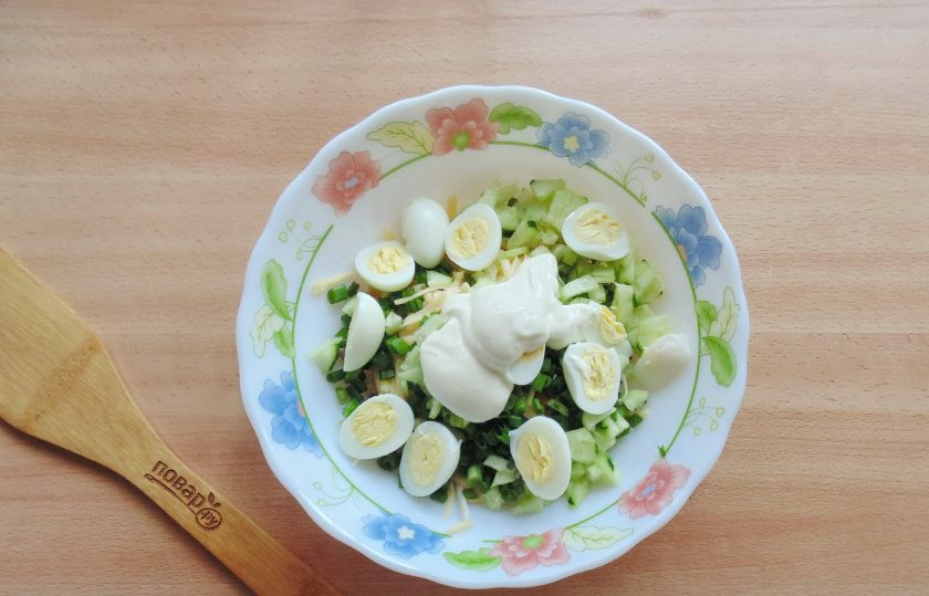 1. Этап. Салат с кальмарами и перепелиными яйцами: Заправьте салат майонезом.