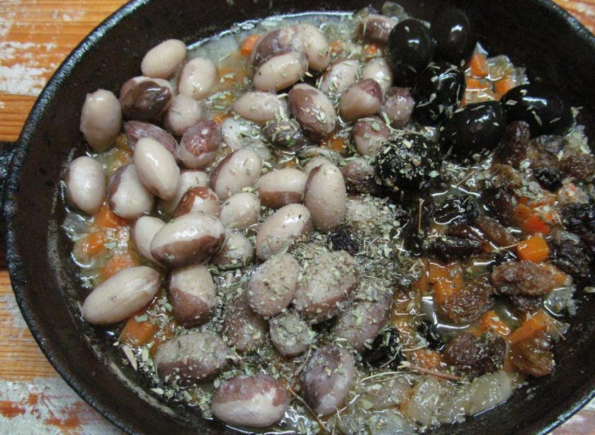 1. Этап. Тушеная курица с оливками и фасолью: По истечении времени выньте сковороду из духовки, снимите фольгу и добавьте в блюдо фасоль, изюм, оливки, тимьян. Верните блюдо в духовку еще на 20 минут без фольги.