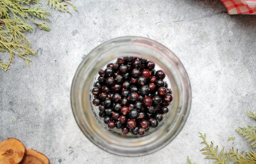 1. Этап. Настойка из черной смородины с крыжовником: В чистую сухую банку выложите черную смородину.