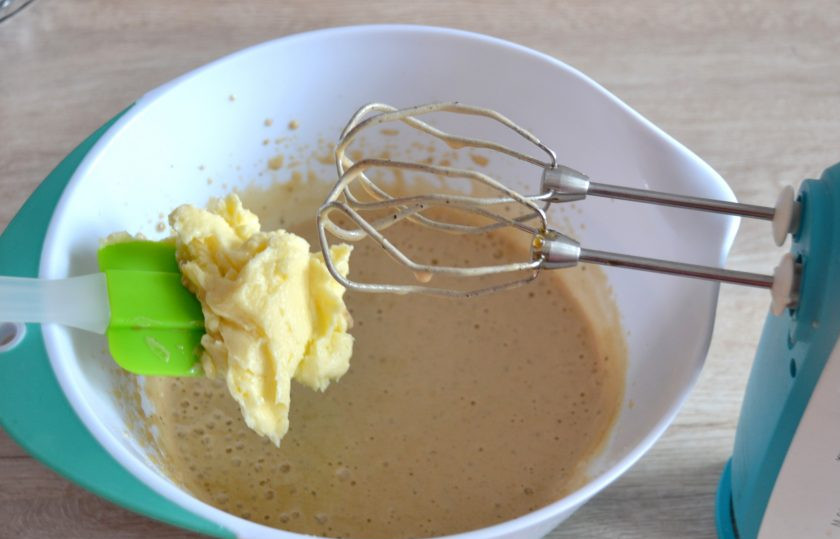 1. Этап. Кофейный торт-суфле: В 2-3 приема выложите взбитое масло со сгущенным молоком, взбейте с маслом до однородности.