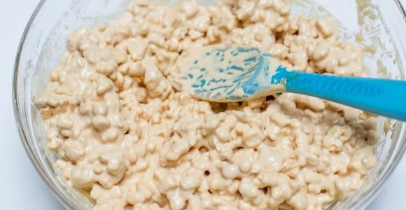 1. Этап. Торт Муравейник со сгущенкой: 9. Перемешайте все хорошенько, чтобы получилось однородное тесто.