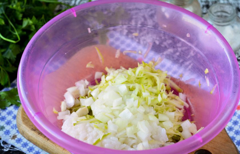 1. Этап. Кабачковые оладьи с рисом: Добавьте лук к кабачкам и рису.