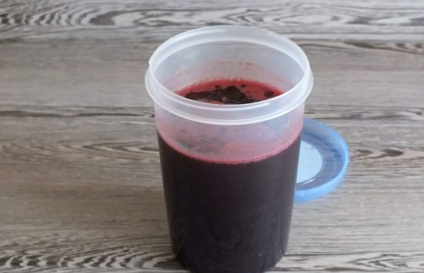 1. Этап. Ликёр из черноплодной рябины: Перемешайте. Прикройте крышкой и уберите в тёмное место на 1,5-2 месяца.