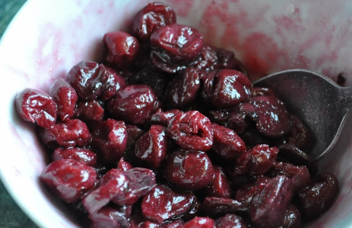 1. Этап. Вареники с вареньем: Что касается варенья, то его лучше брать погуще и использовать для начинки только ягоды (жидкость сливаем). Если варенье будет слишком жидкое, оно просто вытечет во время варки.