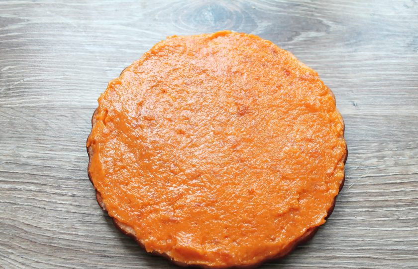 1. Этап. Торт Вриндаван: Возьмите верхнюю часть и смажьте сторону среза пюре из кураги.