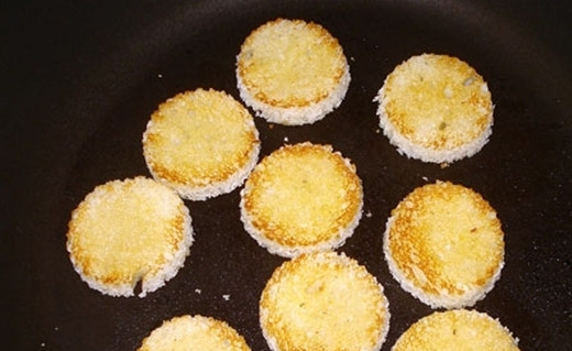 1. Этап. Гренки с икрой: На растительном масле обжарьте белый хлеб.